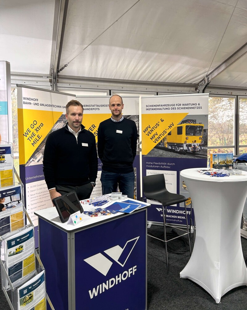 Simon Rosetti und Philipp Spielmann am WINDHOFF-Messestand auf dem Firmentag der FH Münster Simon Rosetti und Philipp Spielmann am WINDHOFF-Messestand auf dem Firmentag der FH Münster