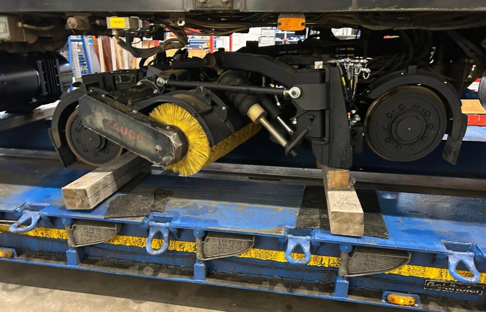 Modernisierte Mechanik und Fahrwerk: Generalüberholes Schienenschleiffahrzeug SF50 Modernisierte Mechanik, und Fahrwerk: Generalüberholes Schienenschleiffahrzeug SF50