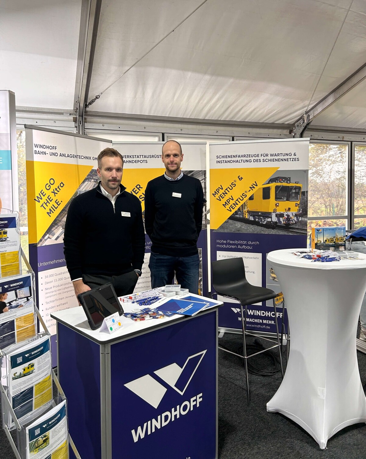 Simon Rosetti und Philipp Spielmann am WINDHOFF-Messestand auf dem Firmentag der FH Münster Simon Rosetti und Philipp Spielmann am WINDHOFF-Messestand auf dem Firmentag der FH Münster